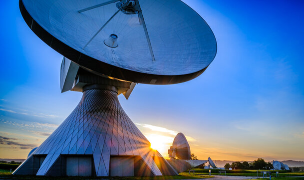 Radio telescope of a satellite earth station