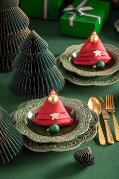 Modern green table setting adorned with baubles.