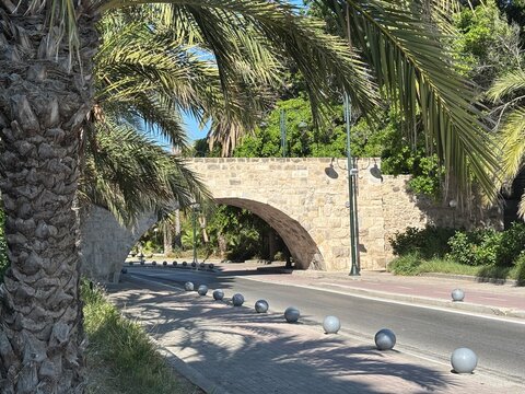 menschenleere Stra&szlig;e mit Br&uuml;cke auf der Insel Kos, Griechenland