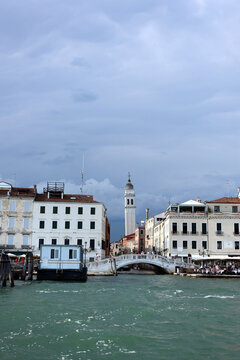 Ufer von Venedig mit Glockenturm der Kirche San Giorgio dei Greci in Venedig