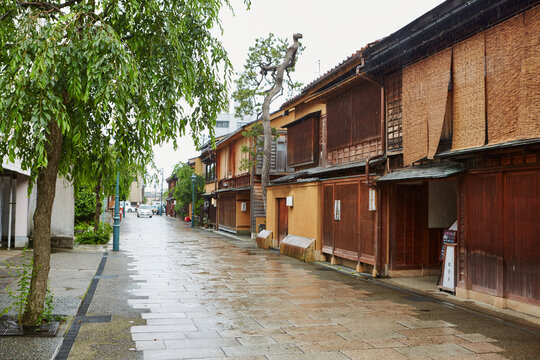 雨上がりの濡れた路地に映り込む金沢茶屋街の木造建築