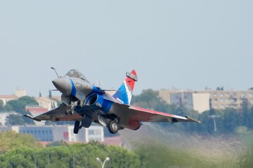 Obraz premium Rafale Solo Display 2026 début décollage
