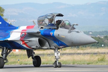 Obraz premium Rafale Solo Display 2026 roulage gros plan verrière ouverte