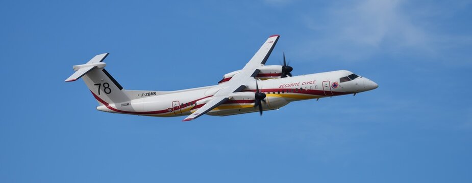 S&eacute;curit&eacute; Civile Dash 8 en vol banni&egrave;re