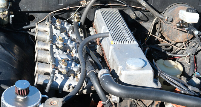 6-Zylinder-Reihenmotor eines klassischen Opel Oldtimers mit Weber-Doppelvergaser, ge&ouml;ffneter Motorraum mit OPEL-Schriftzug auf dem Ventildeckel, Z&uuml;rich 27.9.2026