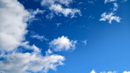 blue and white cloudy sky, perfect for travel or aviation themes © Fotograf