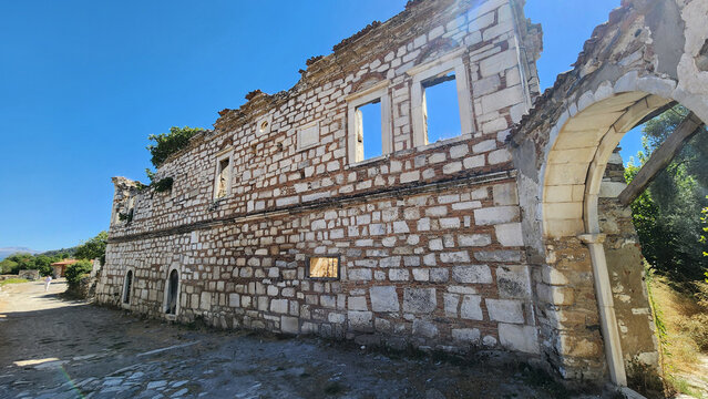 Ruins of the Abdullah and Celal Eskişar Ağa Mansion in Stratonikeia, featuring stone walls reinforced with horizontal brick bands, reflecting the historic coexistence of ancient and Ottoman-era archit