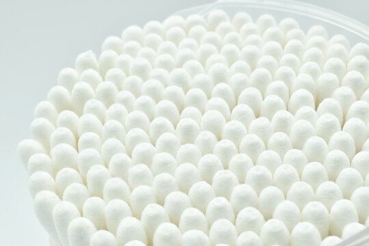 A large number of cotton swabs in the package