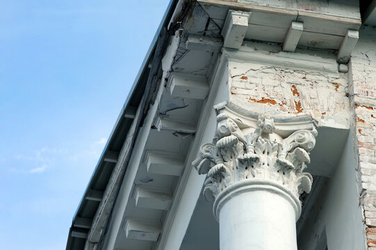 old house with columns in the process of aging.