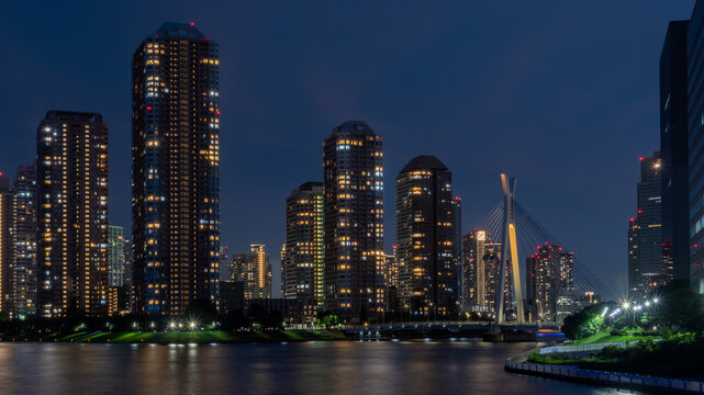 Tokyo waterfront nightscape with illuminated skyscrapers and cable-stayed bridge
高層ビルと斜張橋が輝く東京の水辺の夜景