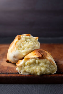 empanada de queso y cebolla recien horneada