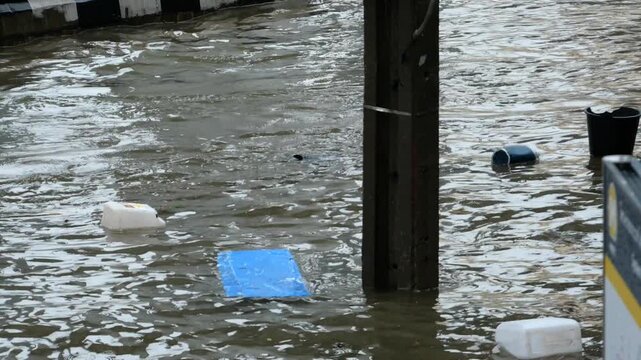 Bangkok Flash floods caused by monsoon rains have turned all 50 districts of Bangkok into official disaster zones. Many people are going out shopping despite the flood. 