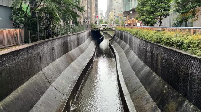 都市部のビルの間に流れる川