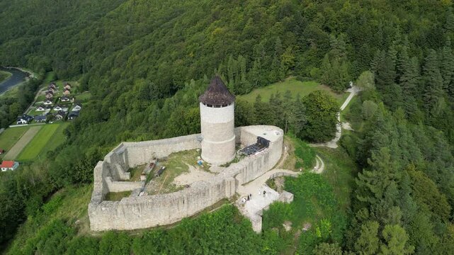 Rytro - Polska
Odnowione ruiny XIII wiecznej waroni na wzg&oacute;rzu. Ujęcie nagrane dronem, piękne widoki na okoliczne g&oacute;ry, rzeka Poprad. Doliny, g&oacute;ry, las, drzewa, domy