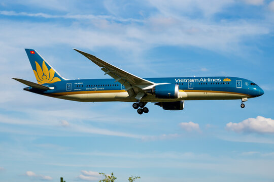 Vietnam Airlines Boeing 787-9 Dreamliner (VN-A868) landing at Hamburg Airport on July 6, 2017 in Hamburg, Germany