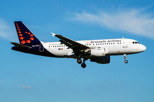 Brussels Airlines Airbus A319 (OO-SSS) landing at Hamburg Airport on July 6, 2017 in Hamburg, Germany