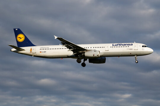 Lufthansa Airbus A321 (D-AIRY) landing at Hamburg Airport on July 5, 2017 in Hamburg, Germany