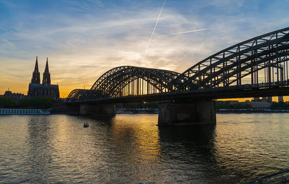 Sonnenuntergang in K&ouml;ln am Rhein mit Blick auf Dom und Hohenzollernbr&uuml;cke