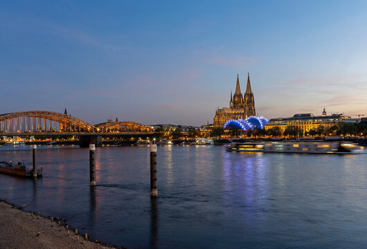 Sonnenuntergang in K&ouml;ln am Rhein mit Blick auf Dom und Hohenzollernbr&uuml;cke