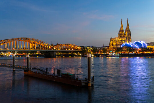 Sonnenuntergang in K&ouml;ln am Rhein mit Blick auf Dom und Hohenzollernbr&uuml;cke