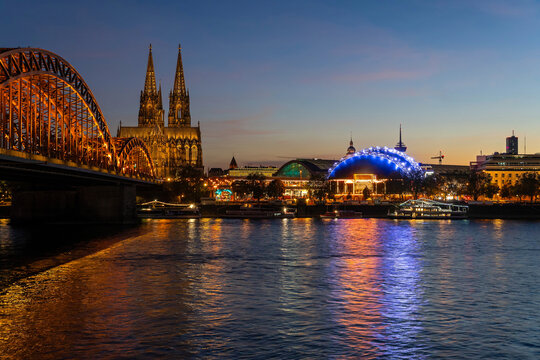 Sonnenuntergang in K&ouml;ln am Rhein mit Blick auf Dom und Hohenzollernbr&uuml;cke