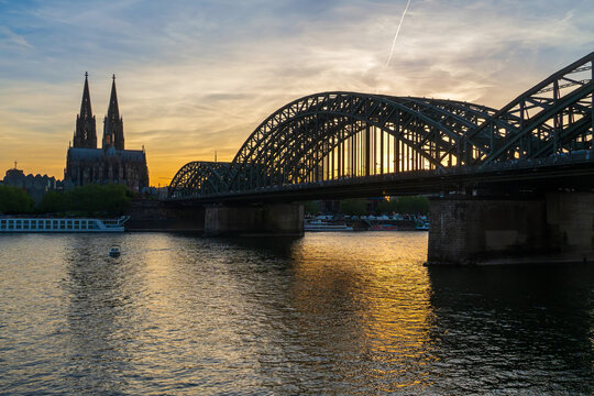 Sonnenuntergang in K&ouml;ln am Rhein mit Blick auf Dom und Hohenzollernbr&uuml;cke