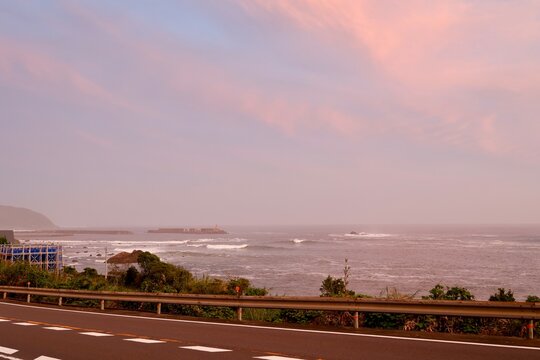 高知県黒潮町の太平洋。台風接近時の高波と夕空。