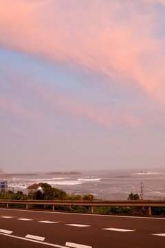 高知県黒潮町の太平洋。台風接近時の高波と夕空。