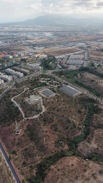 Vista a&eacute;rea del barrio residencial de Soliva en M&aacute;laga, Espa&ntilde;a. Plano cinematogr&aacute;fico con dron de los modernos bloques de apartamentos, desarrollo urbano y sector inmobiliario en Andaluc&iacute;a.