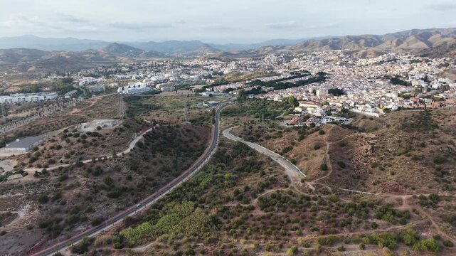 Vista a&eacute;rea del distrito de Puerto de la Torre en M&aacute;laga, Espa&ntilde;a. Plano cinematogr&aacute;fico con dron de la zona residencial, casas adosadas y expansi&oacute;n urbana en las afueras de la ciudad.