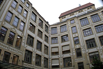 Courtyard of historic building with many windows © Novanture