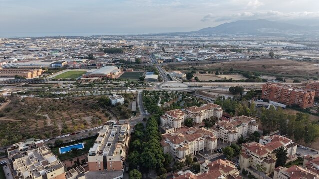 Perspectiva a vista de p&aacute;jaro del distrito universitario de Teatinos en M&aacute;laga. V&iacute;deo profesional con dron mostrando las amplias avenidas, modernos bloques de apartamentos y expansi&oacute;n urbana en Andalu