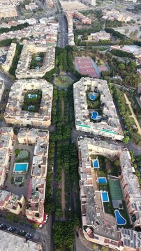 Perspectiva a vista de p&aacute;jaro del distrito universitario de Teatinos en M&aacute;laga. V&iacute;deo profesional con dron mostrando las amplias avenidas, modernos bloques de apartamentos y expansi&oacute;n urbana en Andalu