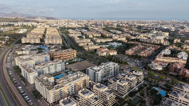 Perspectiva a vista de p&aacute;jaro del distrito universitario de Teatinos en M&aacute;laga. V&iacute;deo profesional con dron mostrando las amplias avenidas, modernos bloques de apartamentos y expansi&oacute;n urbana en Andalu