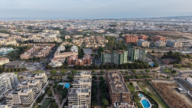 Perspectiva a vista de p&aacute;jaro del distrito universitario de Teatinos en M&aacute;laga. V&iacute;deo profesional con dron mostrando las amplias avenidas, modernos bloques de apartamentos y expansi&oacute;n urbana en Andalu