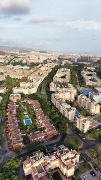 Perspectiva a vista de p&aacute;jaro del distrito universitario de Teatinos en M&aacute;laga. V&iacute;deo profesional con dron mostrando las amplias avenidas, modernos bloques de apartamentos y expansi&oacute;n urbana en Andalu