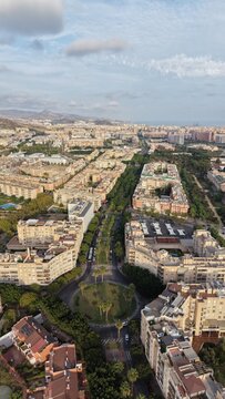 Perspectiva a vista de p&aacute;jaro del distrito universitario de Teatinos en M&aacute;laga. V&iacute;deo profesional con dron mostrando las amplias avenidas, modernos bloques de apartamentos y expansi&oacute;n urbana en Andalu