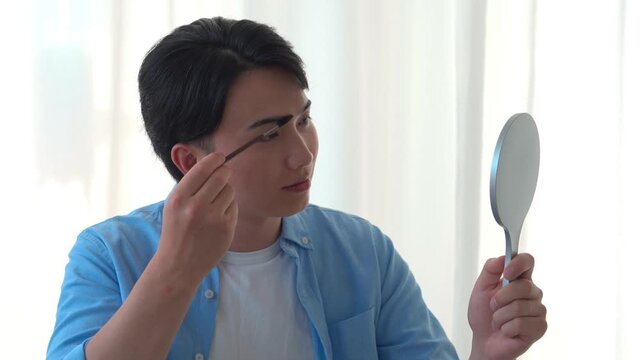 眉毛を描く男性　20代