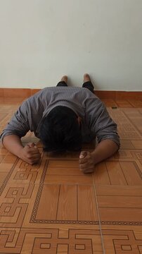 Young man doing bodyweight workout exercise in home hallway porch