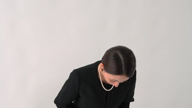 喪服を着た女性　お辞儀　白背景