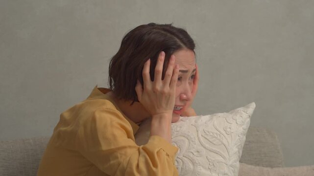 リビングで雷に怯えるミドル女性
