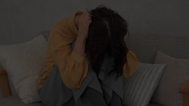 リビングで雷に怯えるミドル女性