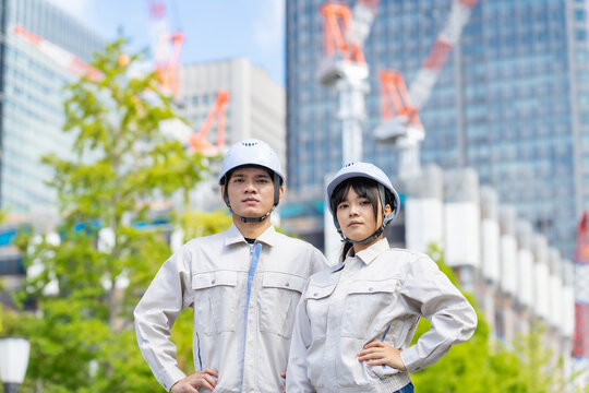 都市の前に立つアジア人労働者。建設、工事、技能実習生、外国人、建築、仕事、東南アジア、作業員、働く