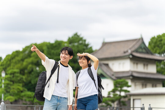 日本の観光地を旅行するアジア人観光客のカップル。インバウンド、史跡、観光、名所、笑顔、史跡、お城