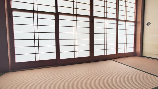 障子の光と影：和室の廊下を通り過ぎる人影