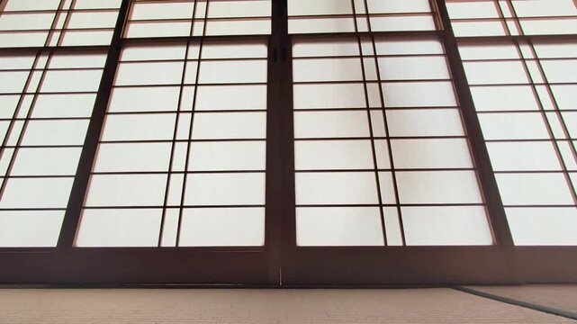 障子の光と影：和室の廊下を通り過ぎる人影