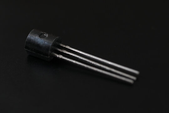 Through-Hole pnp Transistor