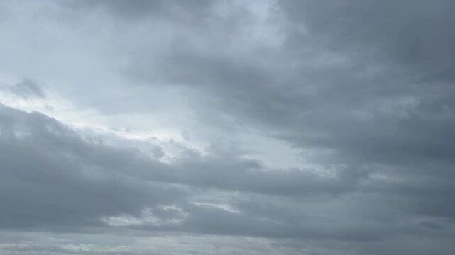 雨を伴う強風と厚い雲が広がる空