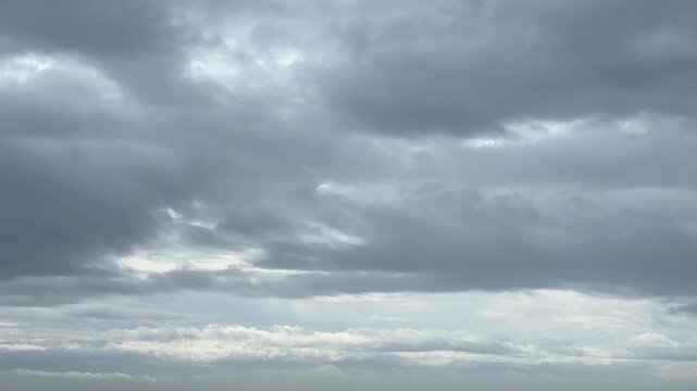 雨と強風を伴う荒天を思わせる厚い雲が広がる空