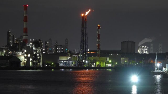 川崎の臨海工業地帯に広がる工場夜景
